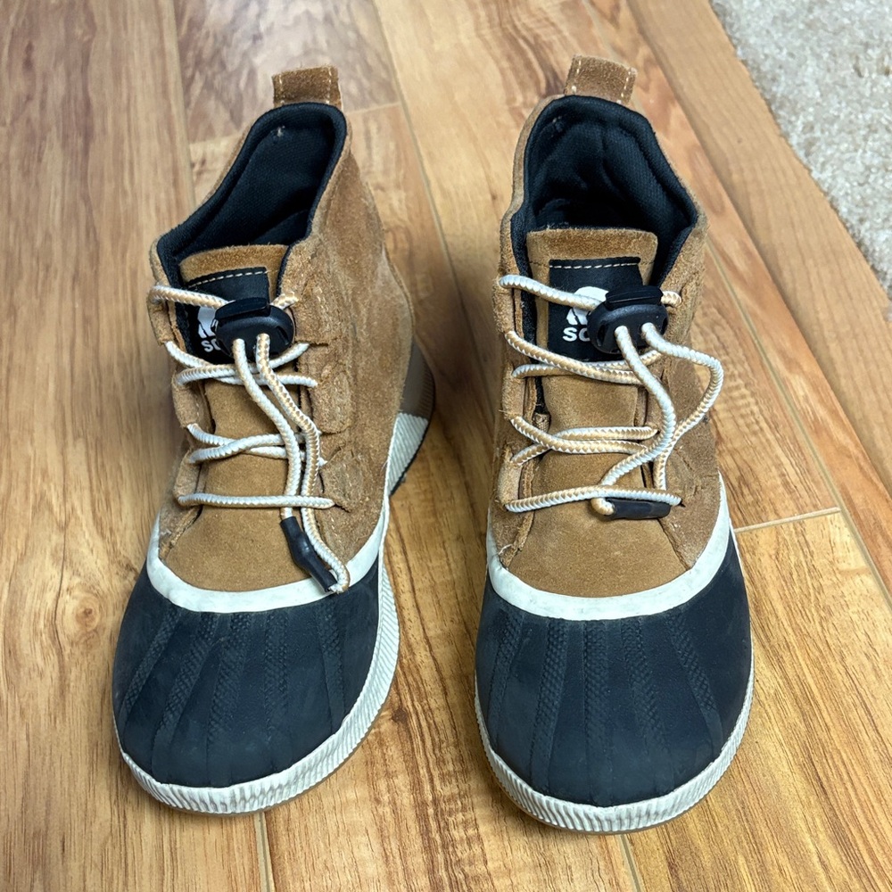 Sorel Women's Tan and Black Lace Up Boots